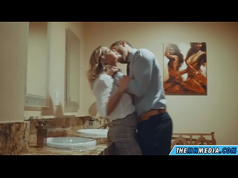❤️ Cuando una rubia tetona te seduce en un baño público ❤️❌ Video de porno en es.pornsexphoto.ru ❌️
